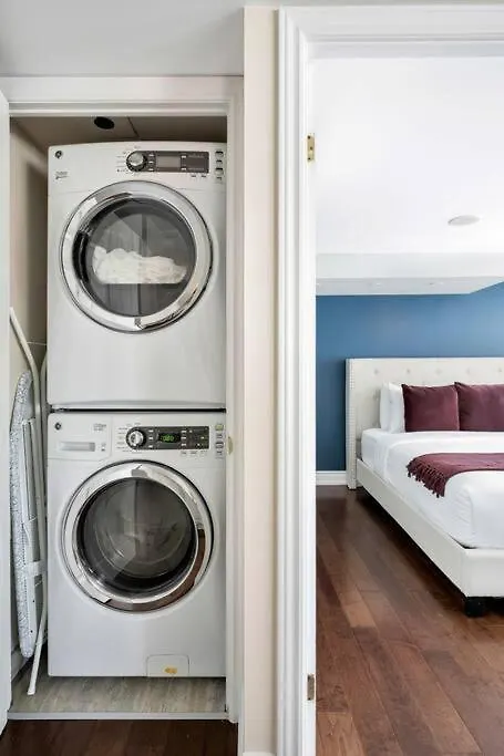 Apartment Centrally Located 2 Bd 2 Bth With Parking Toronto