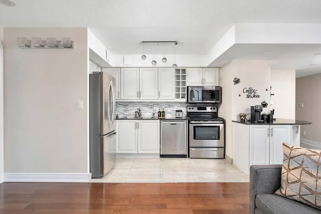 Apartment Centrally Located 2 Bd 2 Bth With Parking Toronto