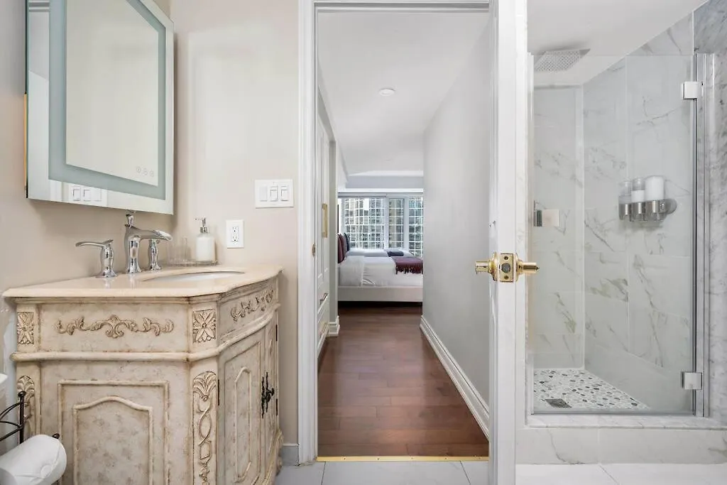 Apartment Centrally Located 2 Bd 2 Bth With Parking Toronto