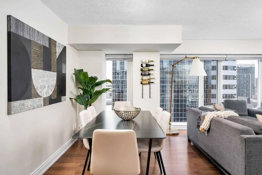 Centrally Located 2 Bd 2 Bth With Parking Toronto Apartment