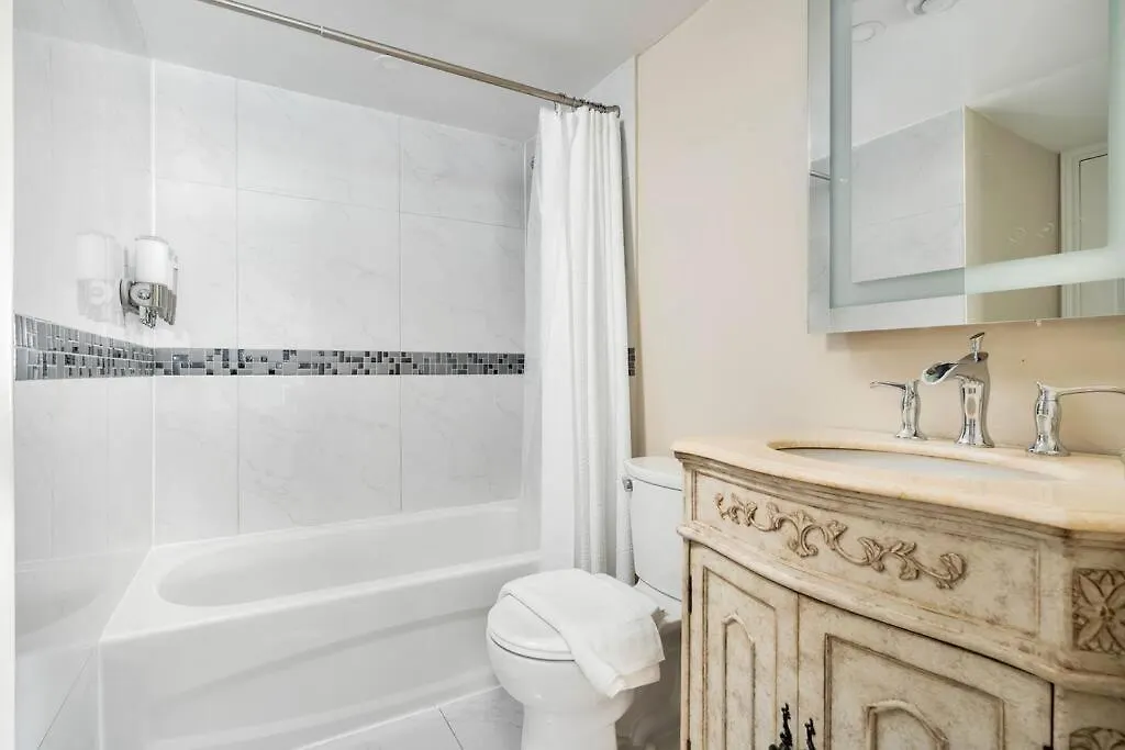 Centrally Located 2 Bd 2 Bth With Parking Toronto 0*,