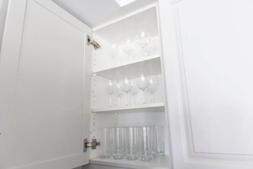 Centrally Located 2 Bd 2 Bth With Parking Toronto Apartment