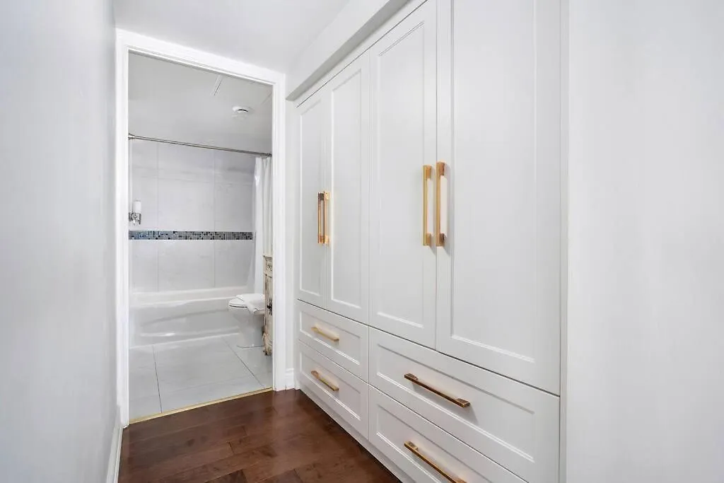 Centrally Located 2 Bd 2 Bth With Parking Toronto