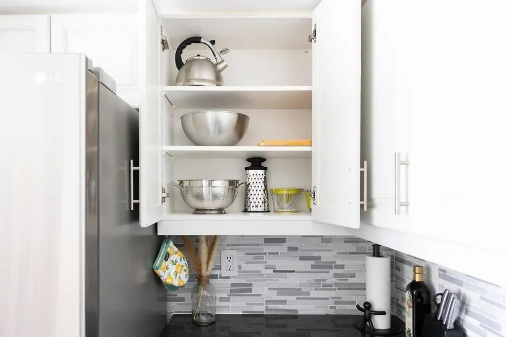 Centrally Located 2 Bd 2 Bth With Parking Toronto Canada
