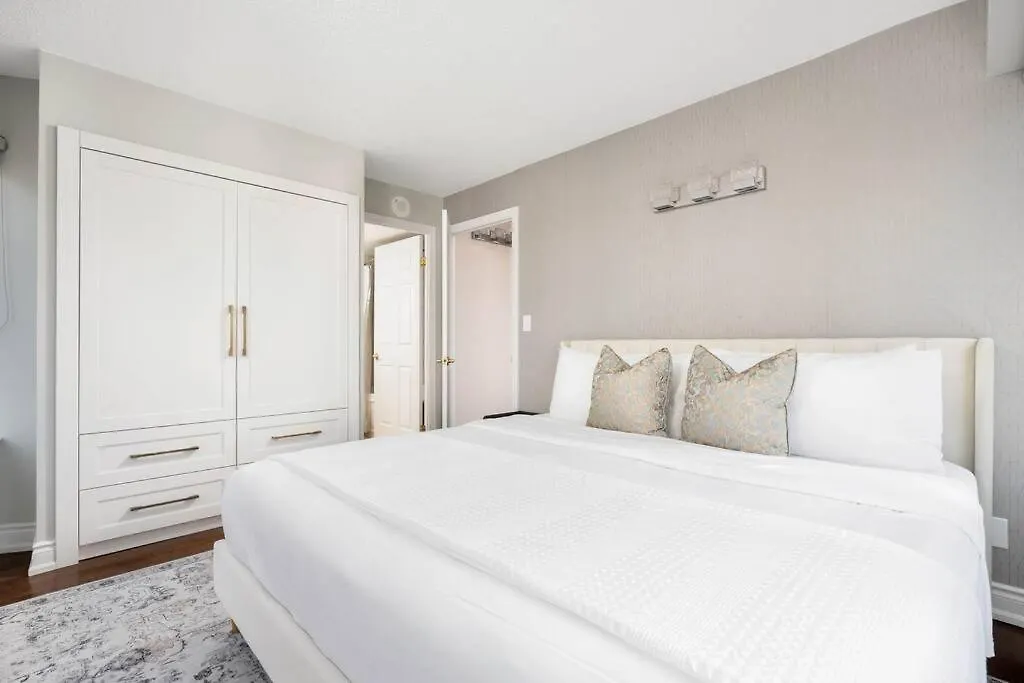 Centrally Located 2 Bd 2 Bth With Parking Toronto Apartment
