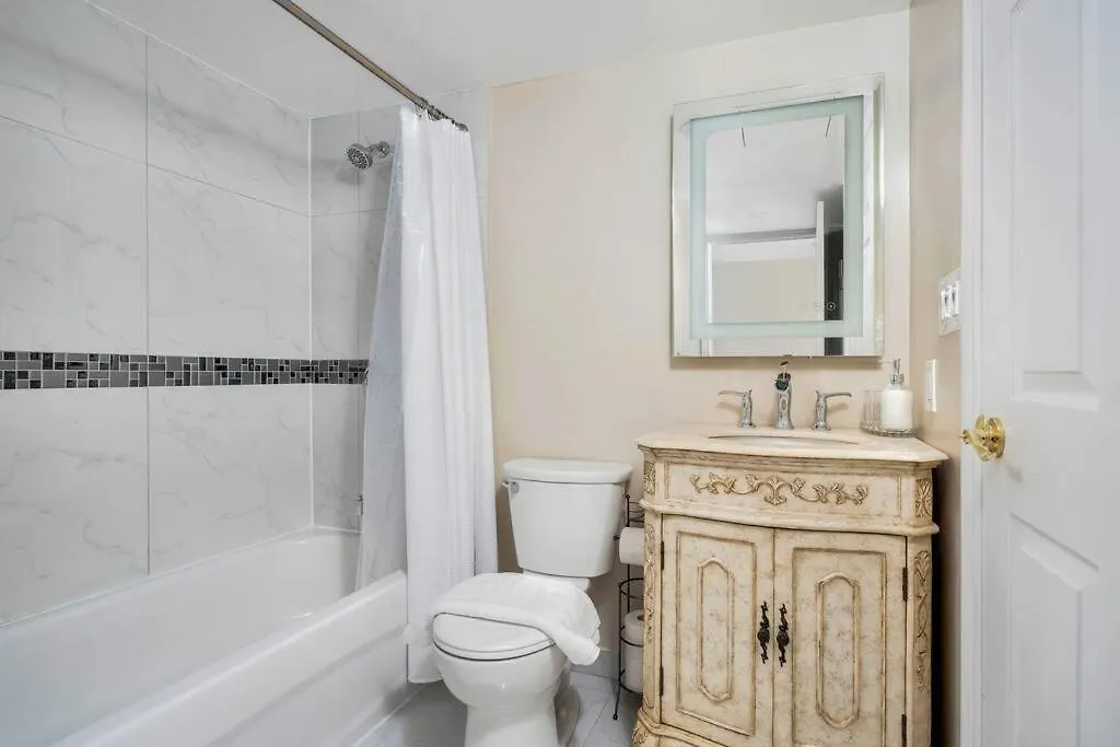 Centrally Located 2 Bd 2 Bth With Parking Toronto