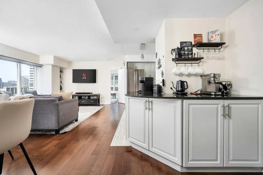 Centrally Located 2 Bd 2 Bth With Parking Toronto Apartment