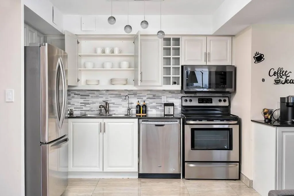 Apartment Centrally Located 2 Bd 2 Bth With Parking Toronto
