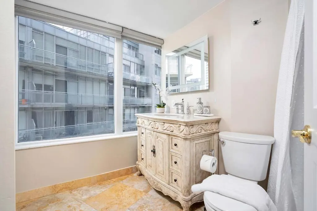 Centrally Located 2 Bd 2 Bth With Parking Toronto