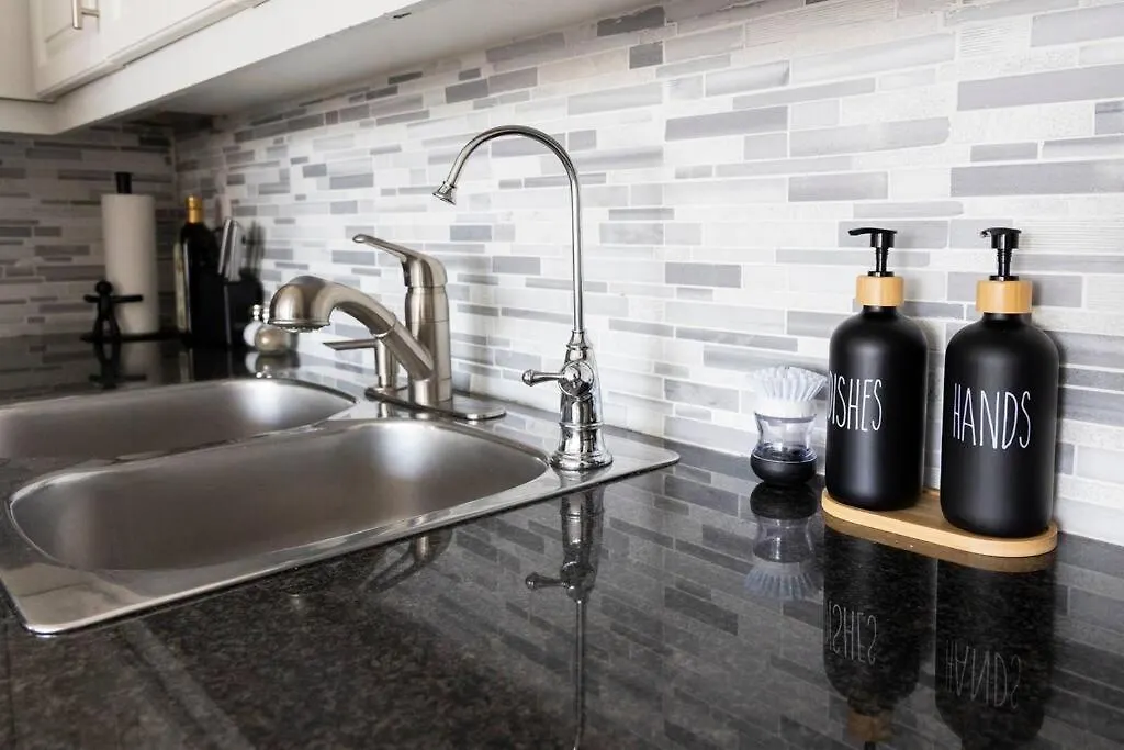 Centrally Located 2 Bd 2 Bth With Parking Toronto 0*,  Canada