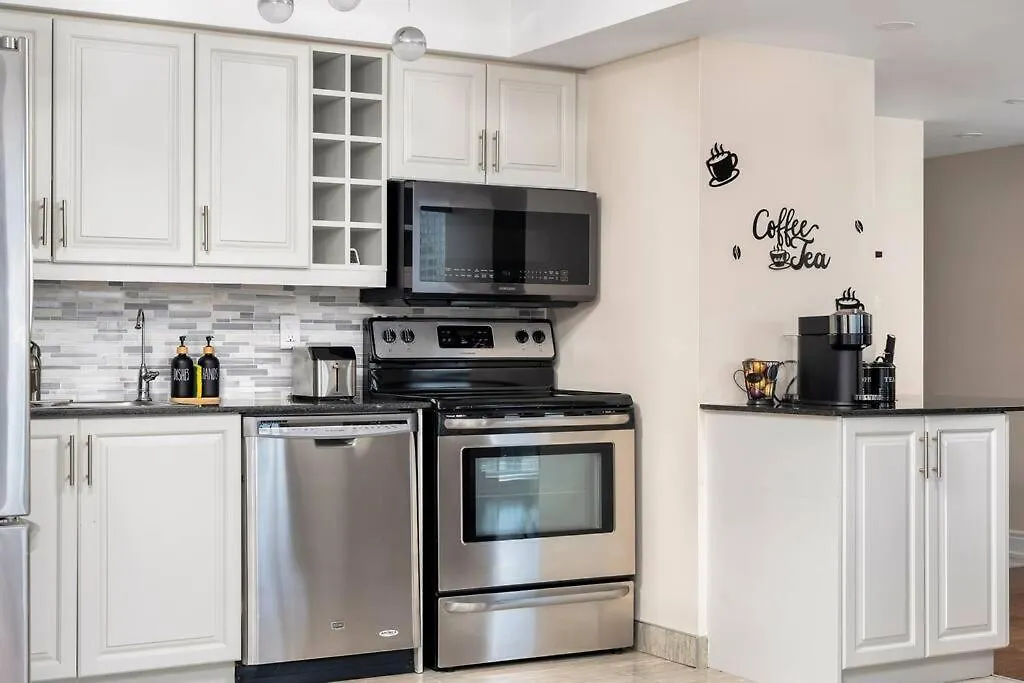 Centrally Located 2 Bd 2 Bth With Parking Toronto 0*,  Canada