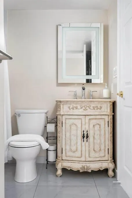 Centrally Located 2 Bd 2 Bth With Parking Toronto Apartment